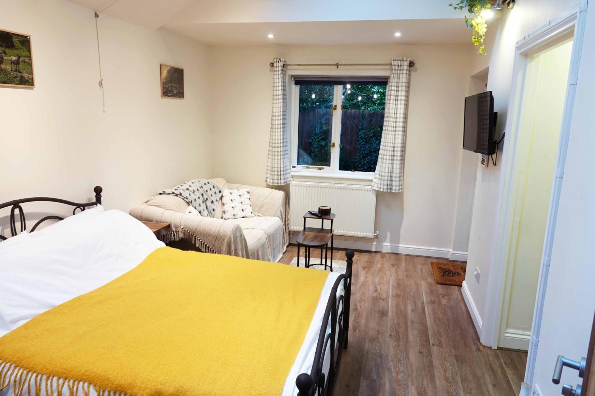 Holly Tree Hideaway Homestay Milton Keynes